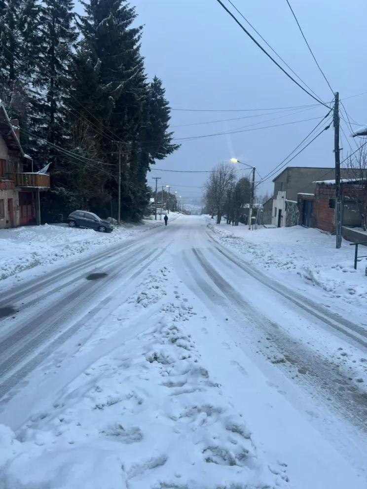 Las bajas temperaturas complican el normal transitar de la ciudad. Solicitan extrema precaución. Foto ANB