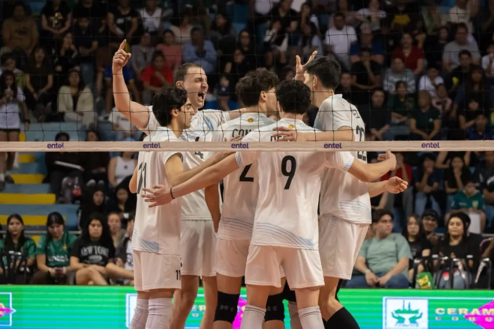 El festejo argentino en Bolivia. El domingo, el seleccionado de voley irá por el título. Foto: gentileza.
