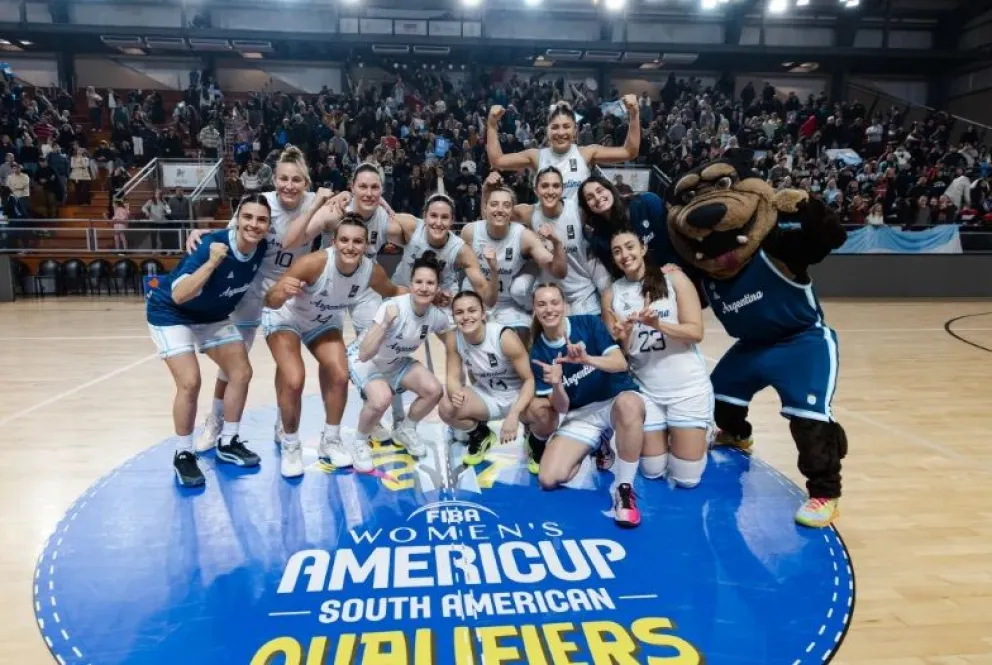 El festejo argentino luego de ganarle el clásico a Brasil. Foto: FIBA.