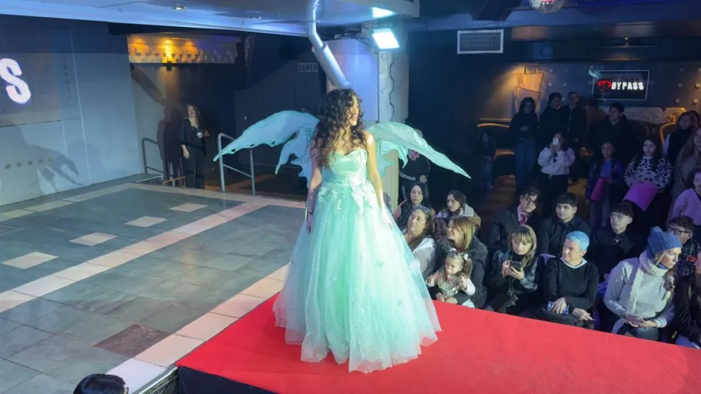 Las chicas desfilaron con prendas diseñadas por modistas locales. Foto gentileza