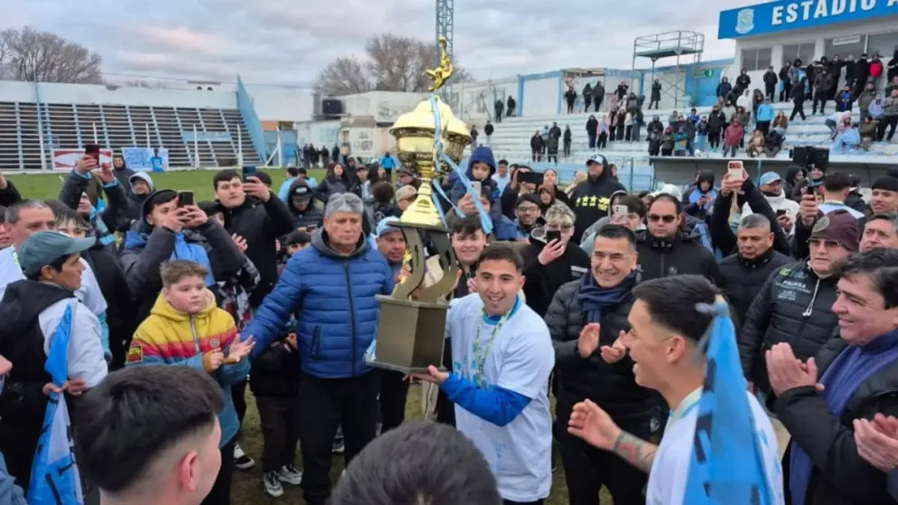 En su estadio, Alianza festejó el logro de otra estrella. Foto: gentileza.