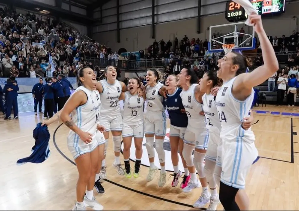 Sol Castro (24) y Argentina están otra vez en la cima del Sudamericano. Fotos: FIBA.