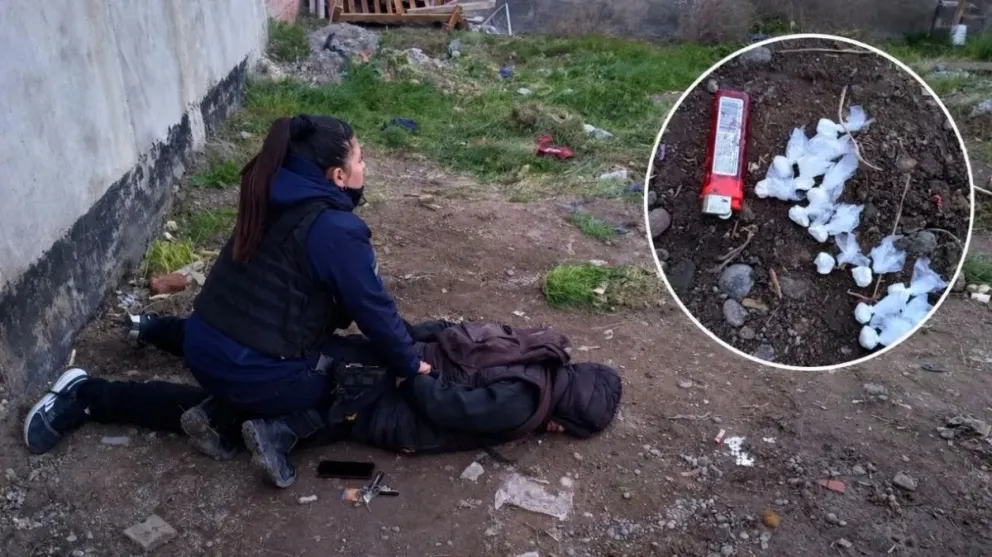  Los agentes lo interceptaron en un baldío, donde el joven intentó desprenderse de distintos elementos. Foto: Gobierno de Río Negro.