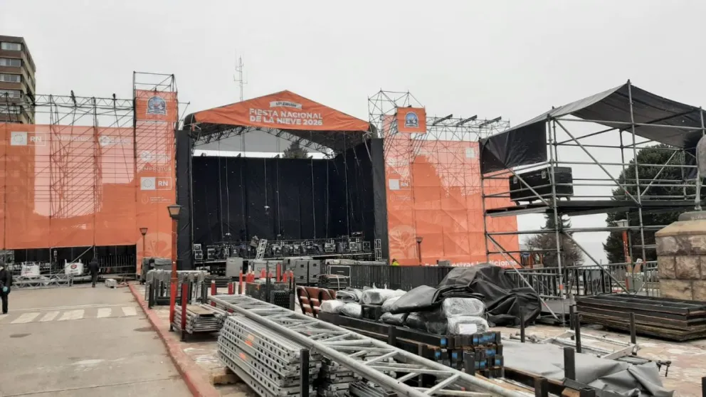 Maquinarias, cuadrillas de trabajadores e ingenieros de sonido trabajan a contrarreloj para poner a punto las luces y los sistemas de audio .