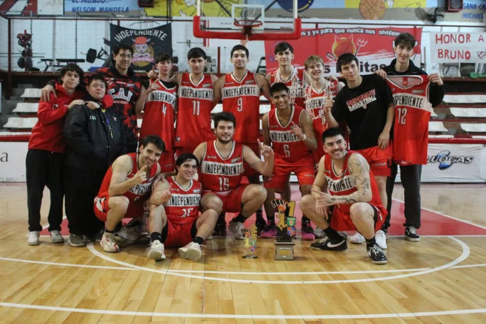 El "Rojo" festejando en casa, en "La Caldera". Fotos: prensa club Independiente de Neuquén.