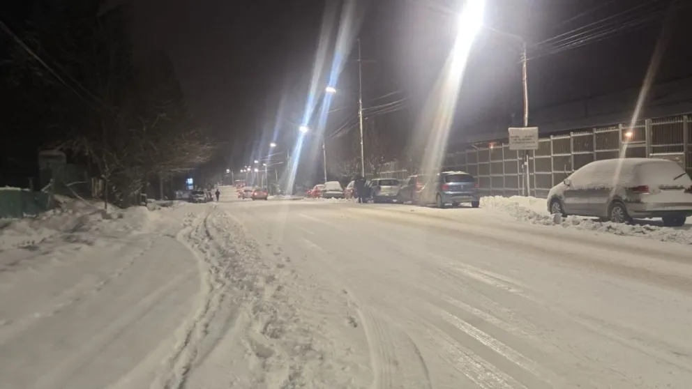 Las calles de la ciudad se encuentran con hielo y nieve. Foto: ANB.