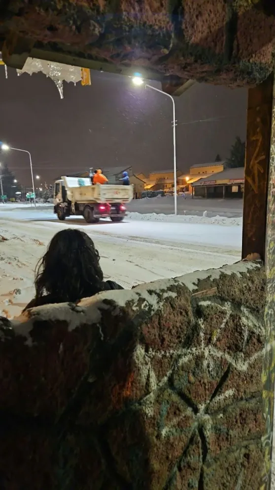 Las cuadrillas municipales trabajaron durante la madrugada para limpiar las calles, pero la alerta amarillas por nevads persiste durante la jornada.