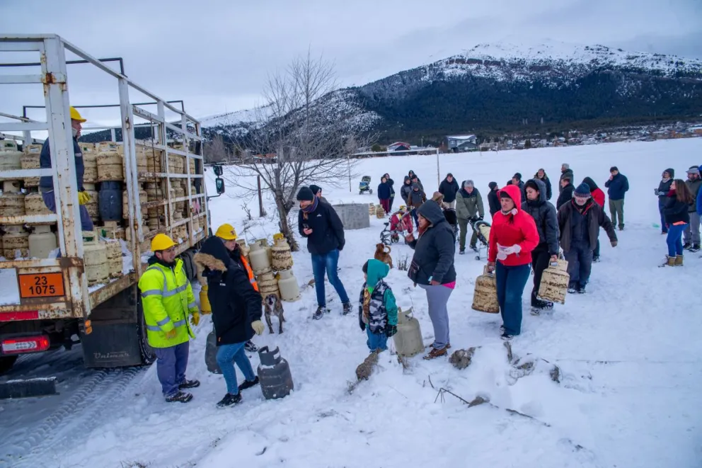 Las condiciones climáticas no interrumpieron la distribución, que permitió garantizar una respuesta a las familias del barrio Malvinas. Foto: Gobierno de Río Negro.