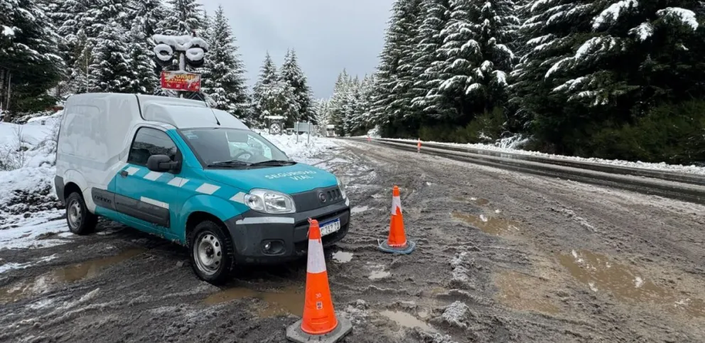 Es obligatorio el uso de cadenas mientras los equipos viales operan en el despeje de la calzada.