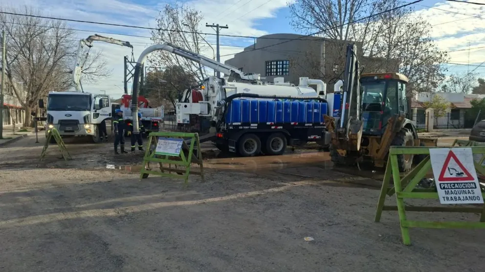 Aguas Rionegrinas mejora el sistema de saneamiento en Cinco Saltos.
