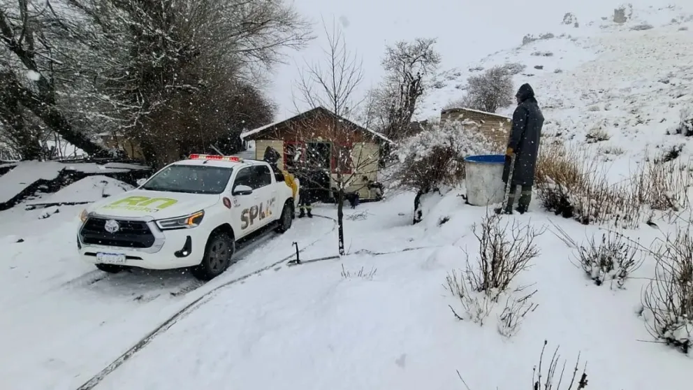 Mientras continúen las condiciones invernales, el SPLIF mantendrá sus recursos y capacidad operativa a disposición de la comunidad. Foto: Gobierno de Río Negro.