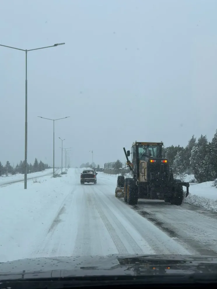 Gran cantidad de hielo y nieve en los distintos accesos a la ciudad.
