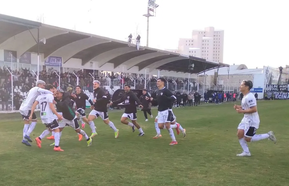 El festejo cipoleño tras el gol de Pettineroli. Foto: Sitio Albinegro. 