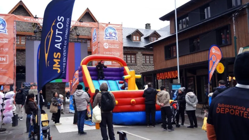 Durante la jornada se desarrollan juegos, circuitos de agilidad, propuestas de puntería y distintas dinámicas recreativas. Fotos: Municipalidad de Bariloche