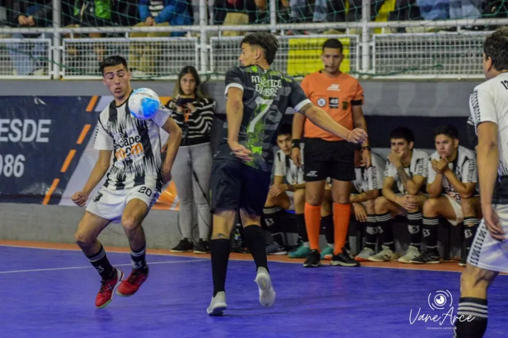 Uno de los duelos de la fecha fue sin dudas la vuelta entre 12 de Octubre y Atlético Cumbre. Foto gentileza: Vane Arce