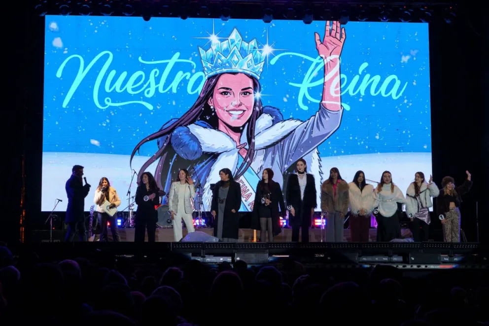 Agustina Rodríguez Vida, actual reina de la Nieve, junto a las princesas acompañaron a las postulantes en su primer desfile. Fotos: Marcelo Martínez.