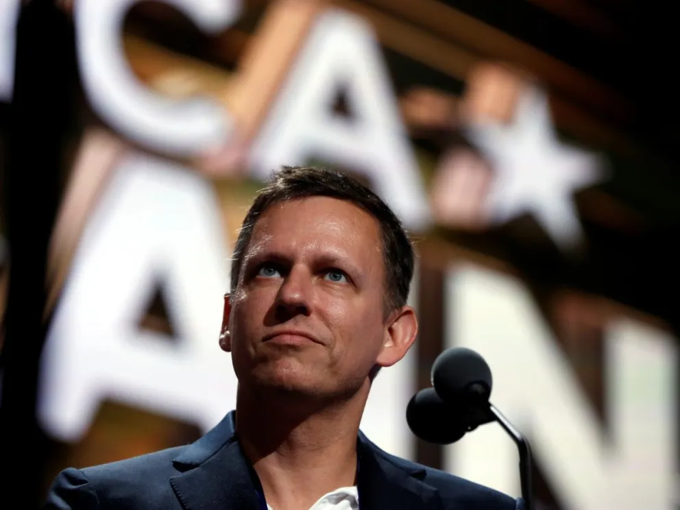 En reiteradas ocasiones, Thiel afirmó que el crecimiento de la inteligencia artificial requiere un suministro energético cada vez mayor para sostener los centros de datos.