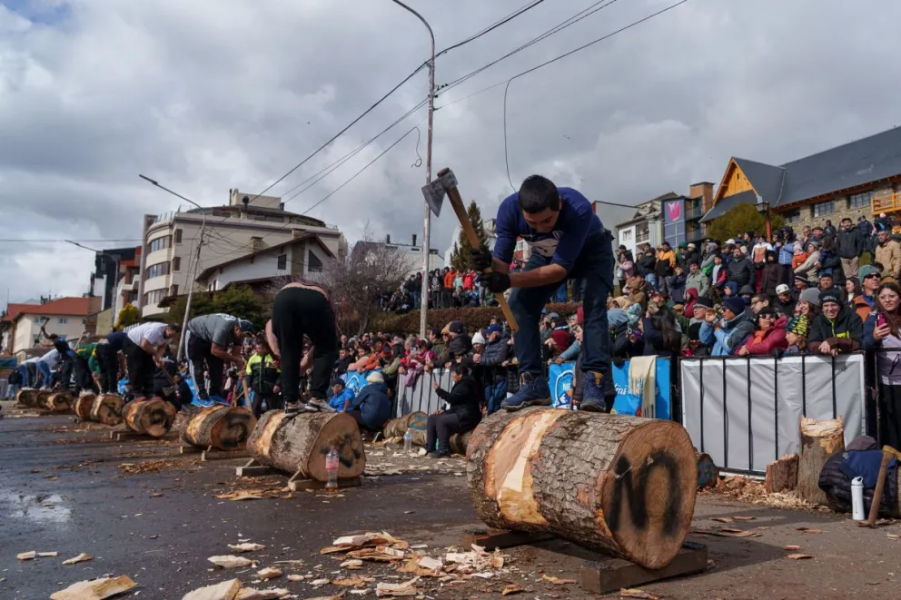 El Concurso de Hacheros de la Fiesta Nacional de la Nieve comenzó a realizarse de manera oficial en 1970 y es uno de los principales atractivos de la celebración. Fotos: Marcelo Martínez.
