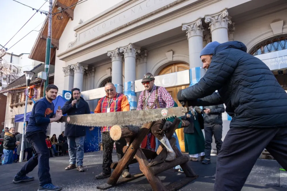 La jornada también contó con la realización del tradicional “JUEGO DEL SERRUCHO”. Fotos: Bariloche Informa.
