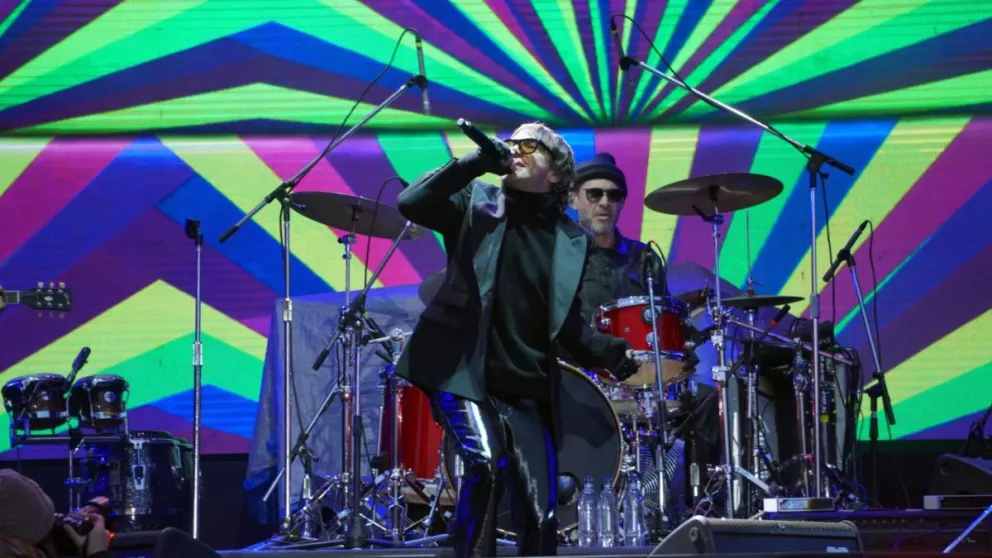 La banda interpretó grandes éxitos como "Magia blanca", "Pasos al costado y "Yo no me quiero casar, y Ud.?". Fotos: Bariloche Informa.