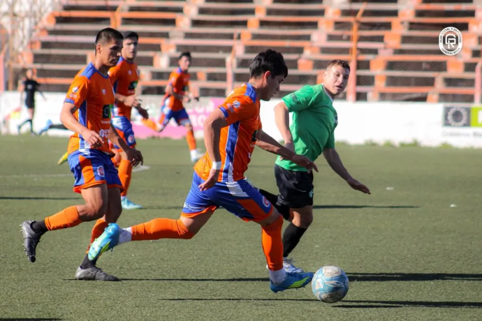 Luciano Pereyra, autor del 1-0, inicia un ataque para Deportivo Roca. Foto: prensa Deportivo Roca.