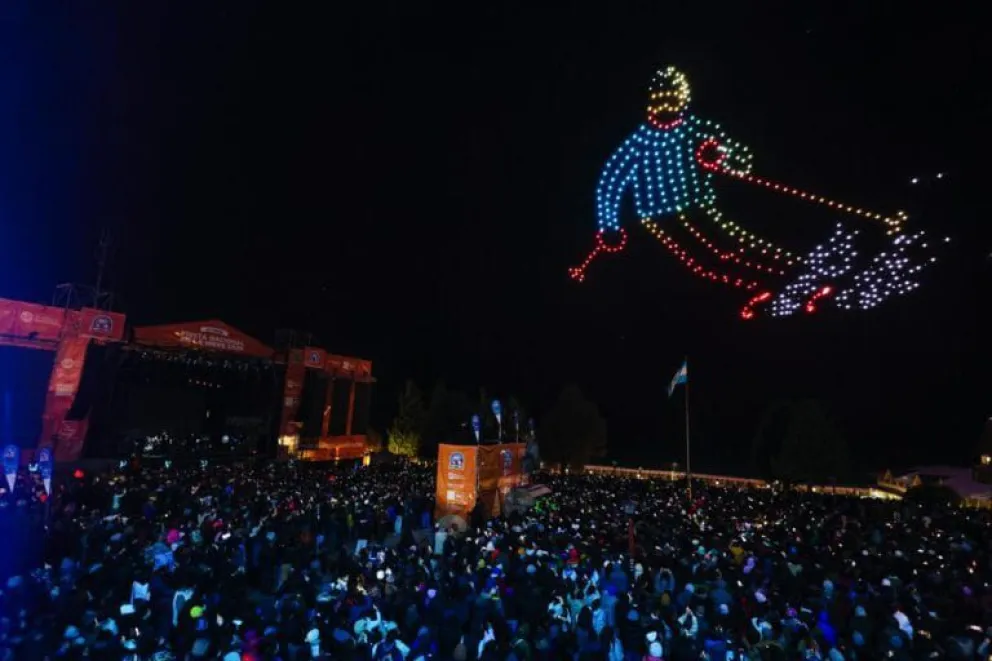 El show cautivó a miles de personas que vivieron el cierre de la 55° edición de la Fiesta de la Nieve. Fotos: Municipalidad de Bariloche. 