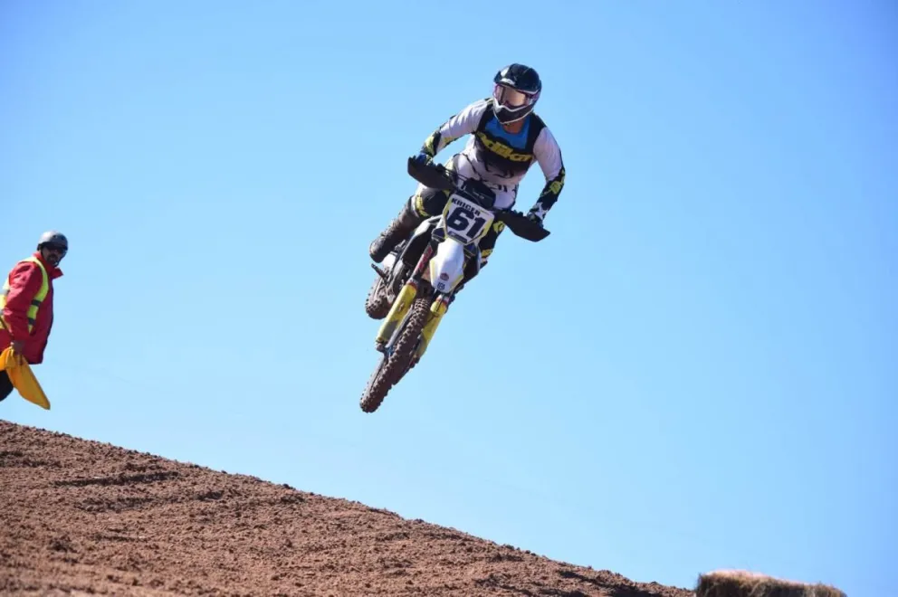 El neuquino Nahuel Kriger "volando" en su ciudad. Gran triunfo. Foto: Enduro Cross.