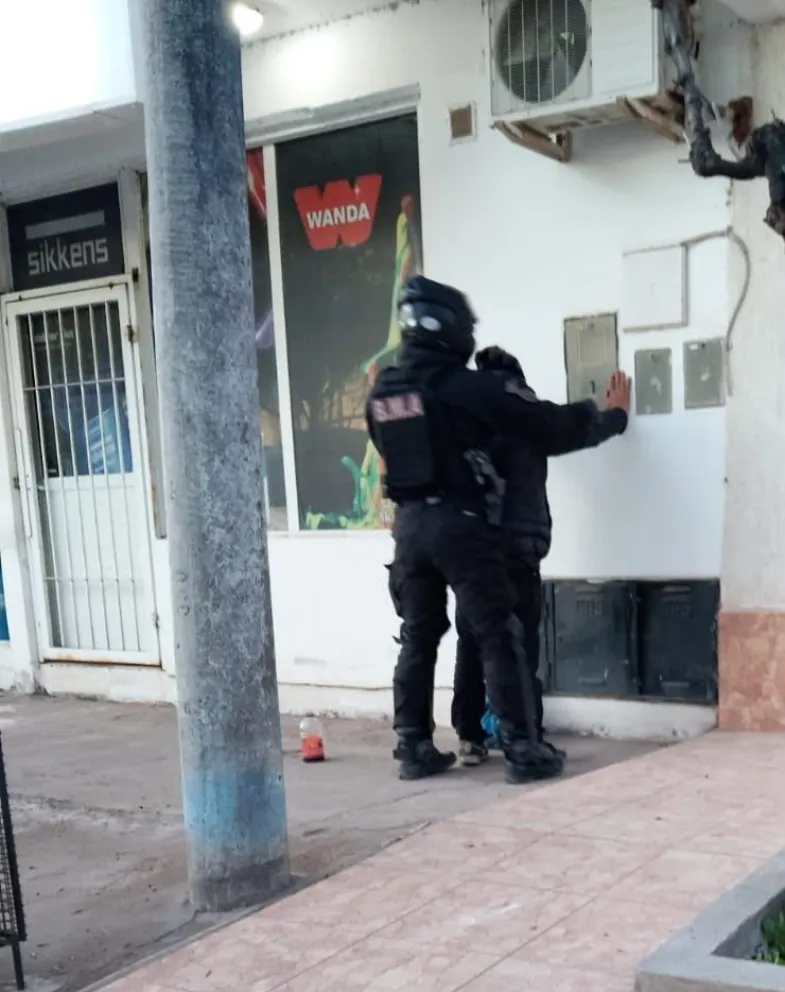 El hombre permanece detenido en la Comisaría 34 mientras aguarda por la formulación de cargos.