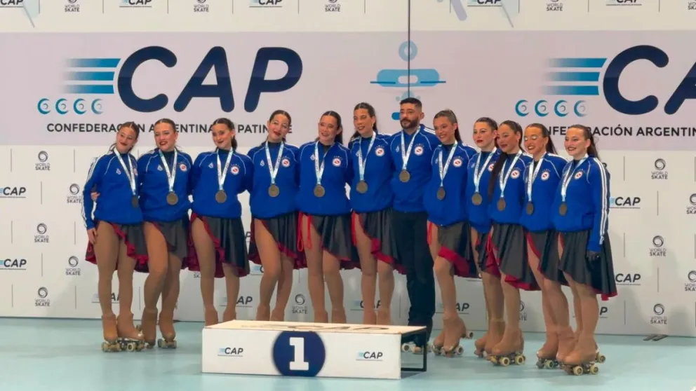 Rocio (cuarta de izq a der) junto a todo el equipo Argenshow. Foto gentileza. 