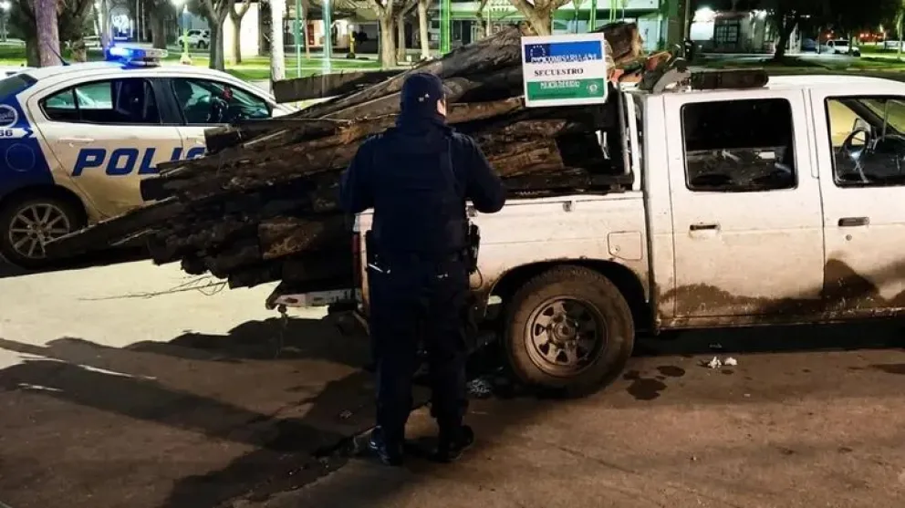 La camioneta, los postes y la motosierra fueron secuestrados por la Policía.