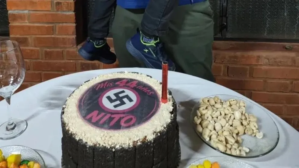 Las fotos del hombre de 44 ños junto a su hijo menor de edad con una torta con simbología nazi se difundieron en redes sociales.