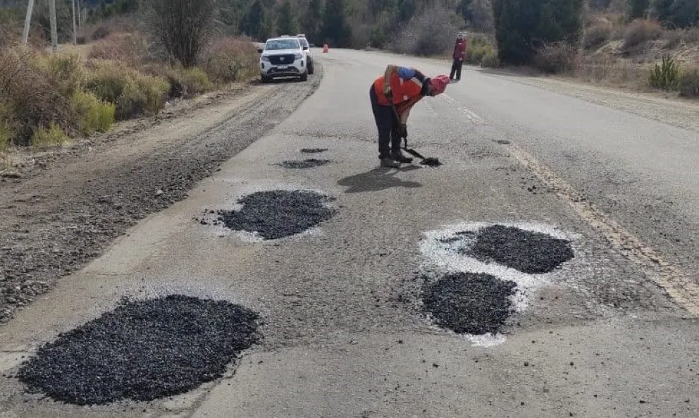 Los trabajos se centran en la zona más afectada del tramo que conecta El Bolsón con Bariloche. Fotos: Vialidad Nacional. 