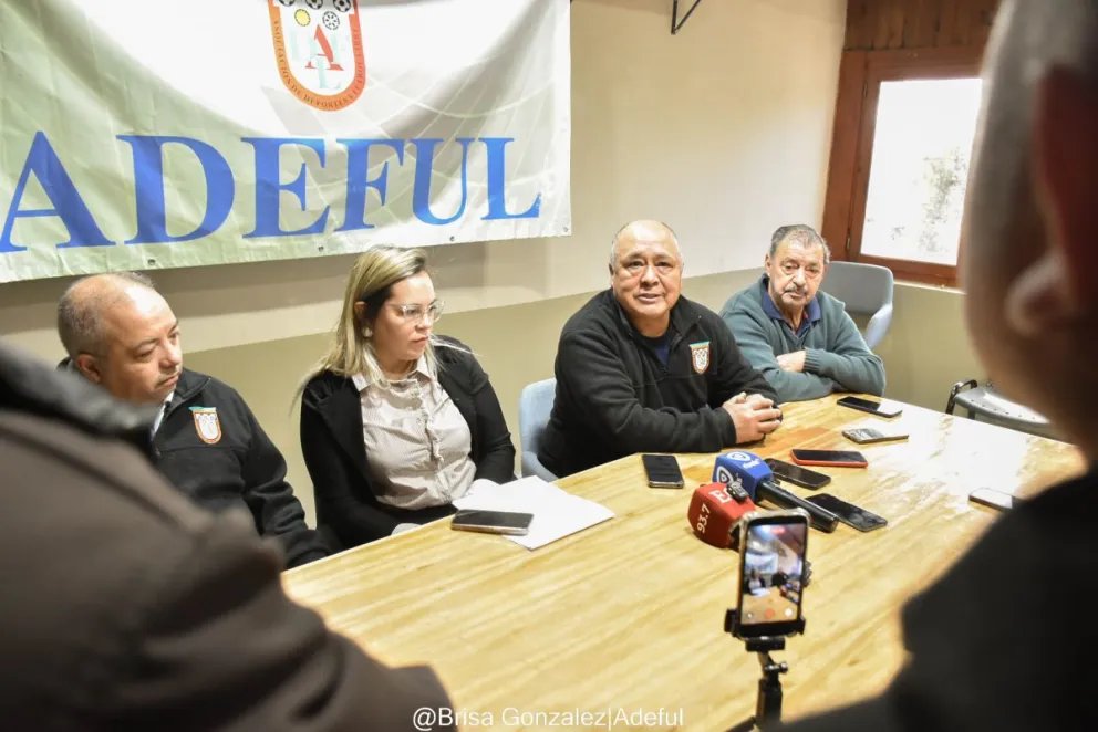 Parte de la comisión directiva, con el presidente a la cabeza, dieron a conocer las novedades. Foto gentileza: Brisa González.