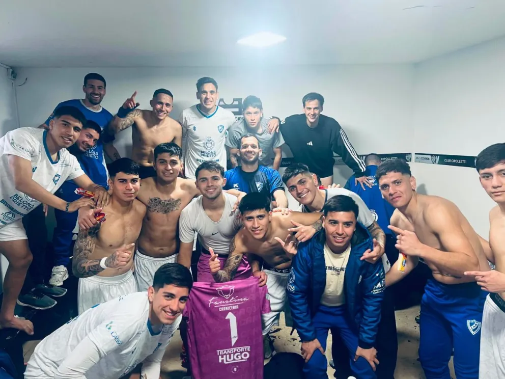 El festejo de Regina en Cipolletti. Primer triunfo del "Albo". Foto: prensa Atlético Regina.