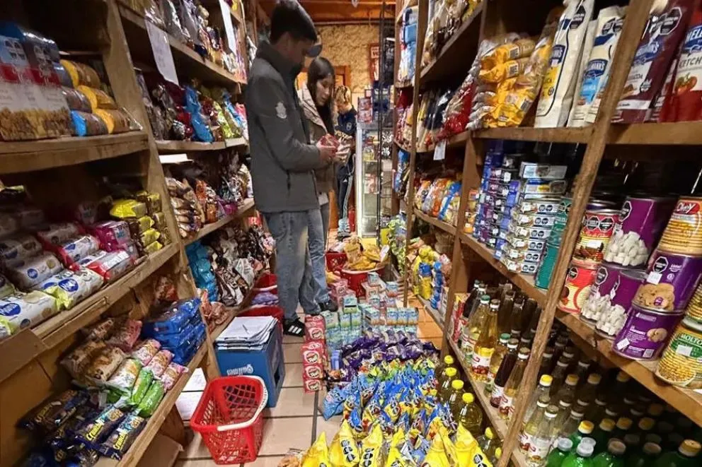 Tras una inspección en el comercio de Villa Traful, se labró una millonaria acta de infracción. Foto: Gobierno de Neuquén. 
