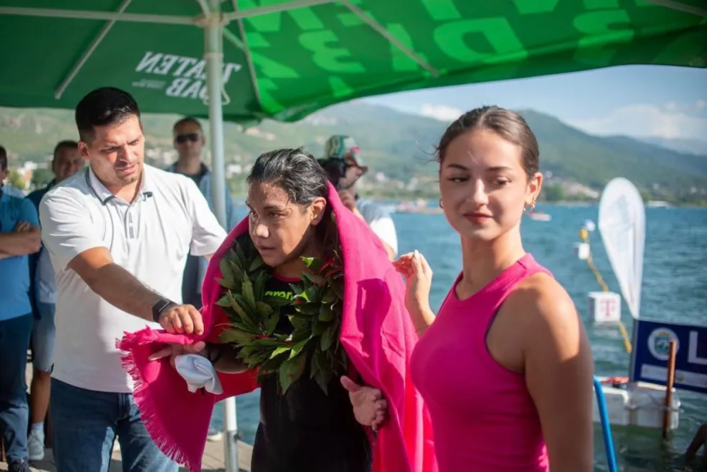 Mayte y su salida del agua luego de un gran esfuerzo de más de 5 horas. Brillante triunfo. Foto: gentileza.