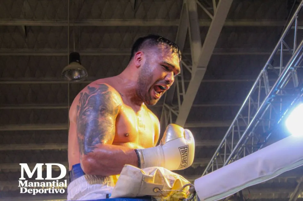 Christian Luis y toda su alegría. El roquense es campeón argentino. Foto: gentileza Manantial Deportivo.