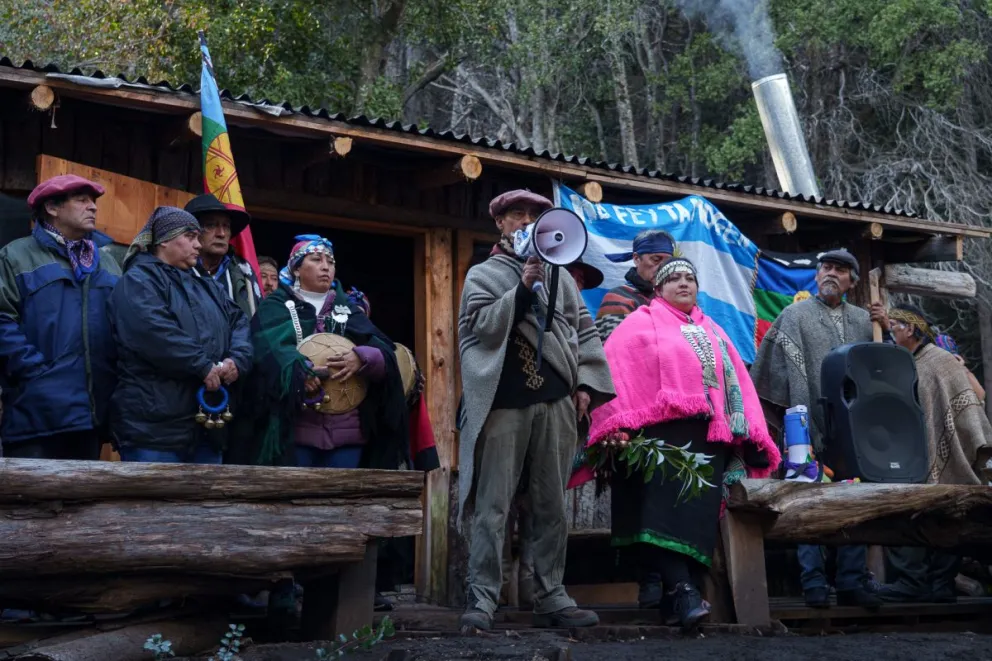 La familia Quintriqueo recibió un masivo apoyo de vecinas y vecinos de la región tras el desalojo. Foto: archivo Marcelo Martínez. 