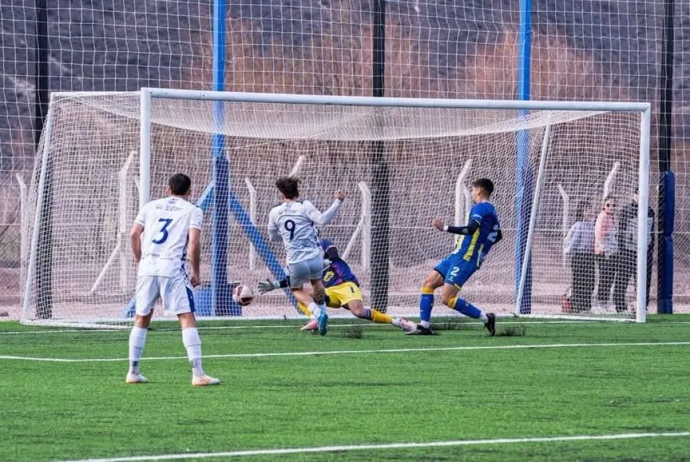 Cruz ya marcó el único gol de Deportivo Rincón. Buen triunfo en casa. Foto: prensa Deportivo Rincón.