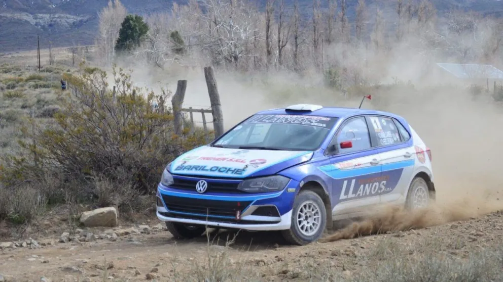 Daniel Llanos y un nuevo triunfo. Gran presente del piloto barilochense. Foto: Omar de Los Santos.