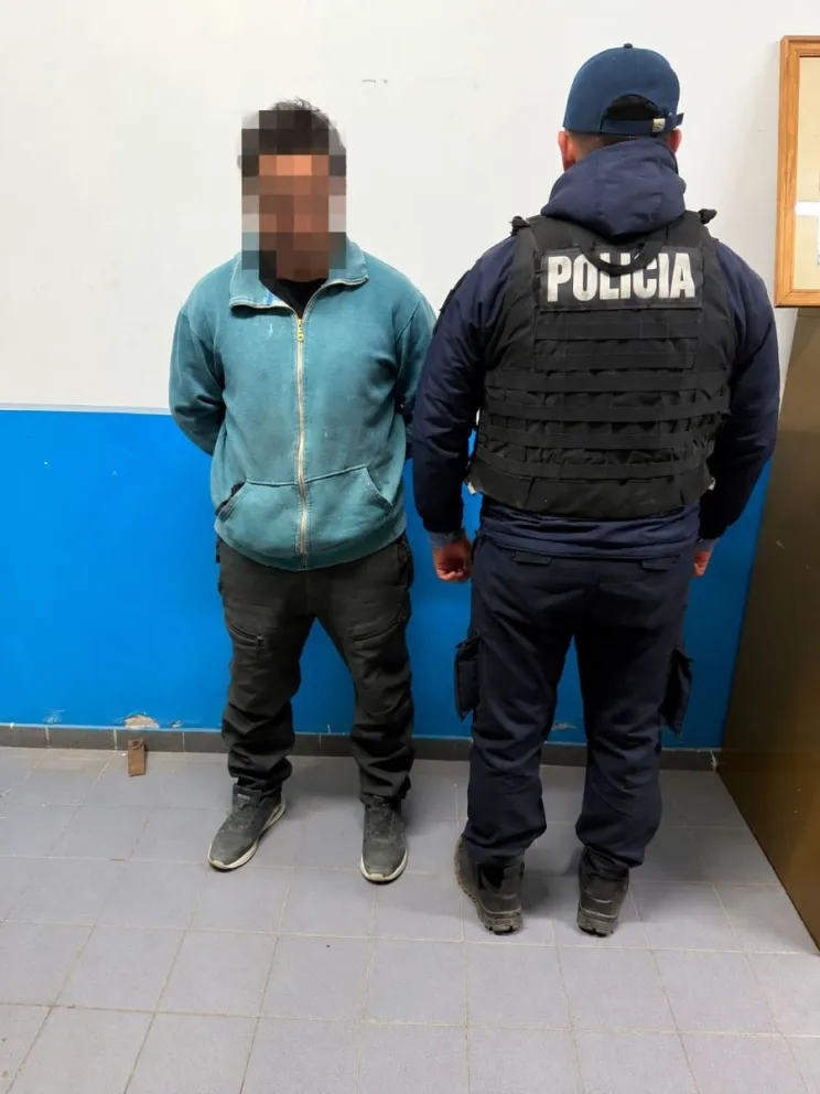 El detenido llevaba colocada una tobillera electrónica, mediante la cual era monitoreado por su vinculación con hechos delictivos anteriores. Foto: Policía de río Negro.