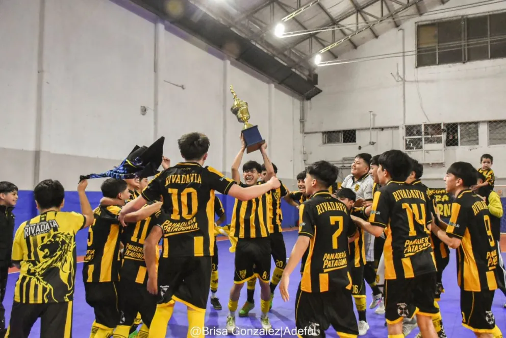 Rivadavia logró dos títulos de los tres que tenía en juego este fin de semana. En la foto de Brisa González el festejo sub 16. 