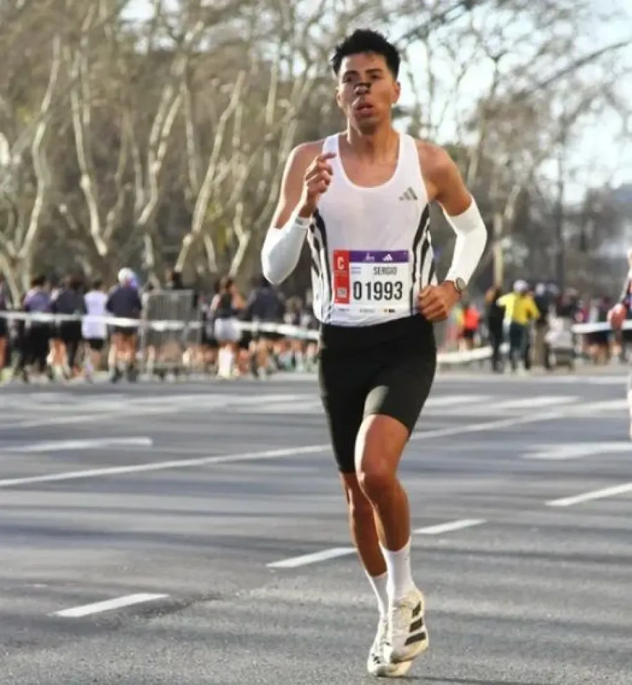 Calfin, avanzando en las calles porteñas. El barilochense fue de menor a mayor en la Media Maratón. Foto: gentileza.