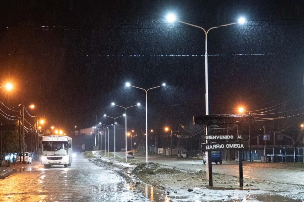La obra consistió en colocar 10 columnas metálicas de 8 metros de altura con doble brazo, equipadas con un total de 20 artefactos de iluminación. Fotos: Prensa CEB.