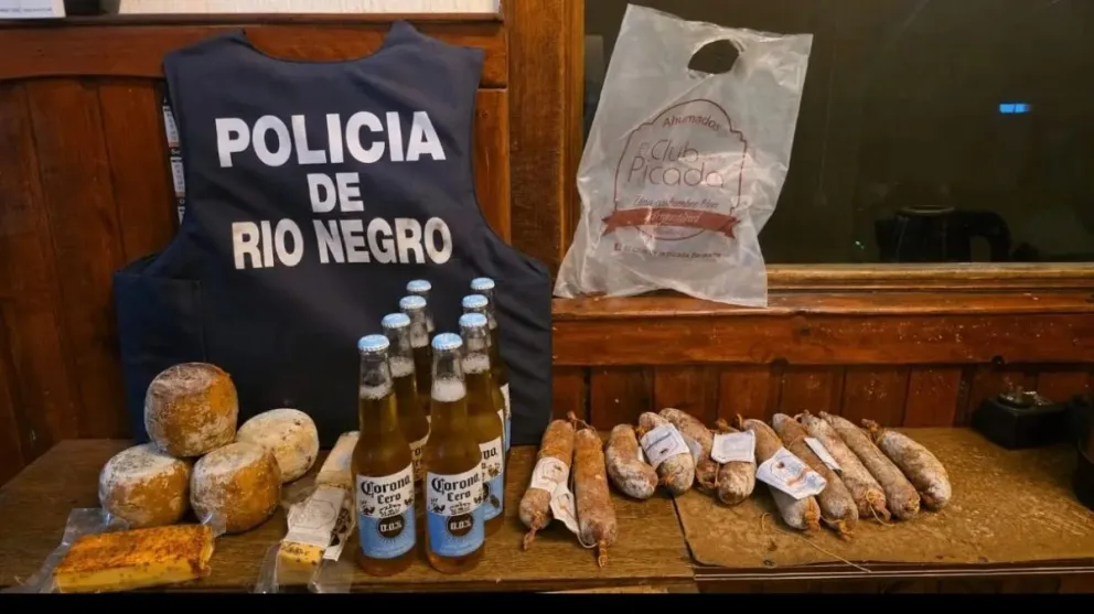 El hombre llevaba los productos sustraidos de los dos carros gastronómicos. Foto gentileza