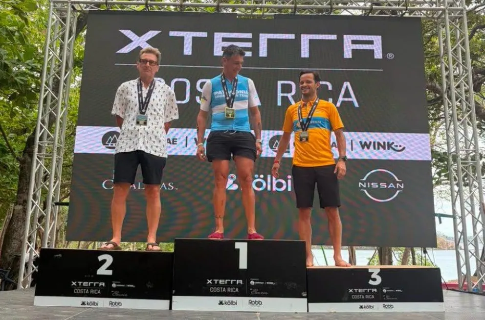 Manuel Encina, en el centro del podio. Gran triunfo en Costa Rica. Foto: gentileza.