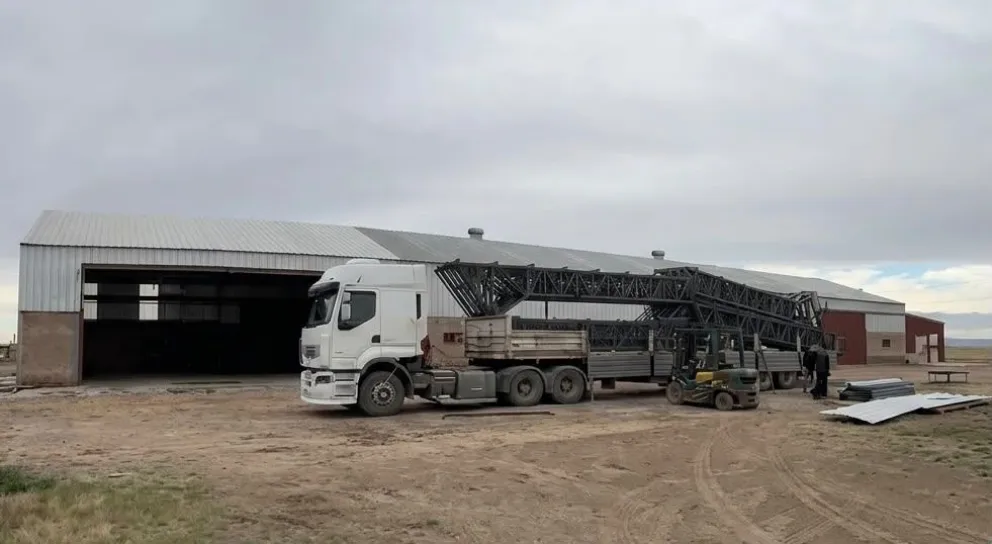 Llega a la ciudad la estructura metálica que dará vida a un nuevo gimnasio municipal. Foto gentileza