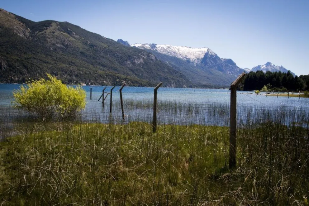 La iniciativa sostiene la restricción de dominio de hasta 35 metros sobre los márgenes de lagos, lagunas, ríos y arroyos para asegurar el acceso y la circulación.