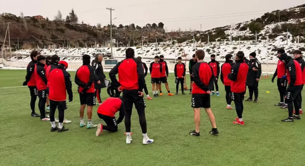 El "Pincha" va por un buen debut en Chubut. Foto: redes sociales Estudiantes Unidos.