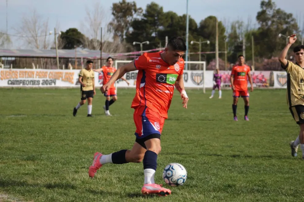 Damián Quezada (Deportivo Roca) con la pelota. El "Naranja" sumó en El Chañar. Foto: prensa Deportivo Roca.